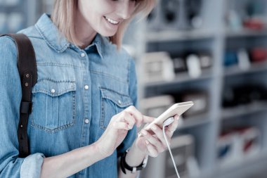 Küçük bir smartphone kullanarak dikkatli müşteri