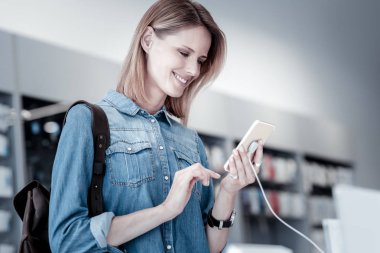 Sevimli gülümseyen kadın at yeni cihaz arıyor