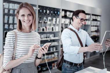Komik olumlu müşteriler elektronik mağazasında ayakta
