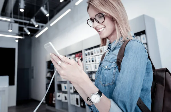 Olumlu müşteri bir akıllı telefon satın almak hazırlanıyor — Stok fotoğraf