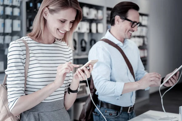 Dois jovens amigos olhando para diferentes gadgets em uma loja — Fotografia de Stock