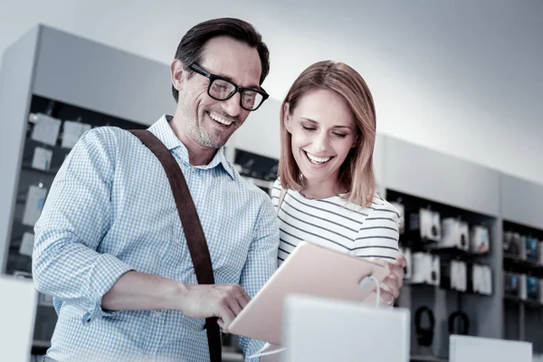 Feliz jovem casal admirando um tablet — Fotografia de Stock