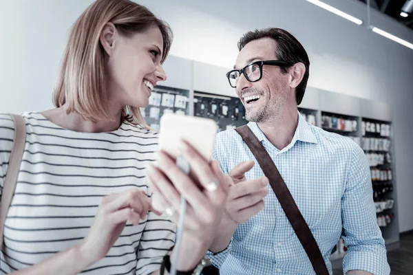 Adorable pareja feliz en la tienda de electrónica —  Fotos de Stock