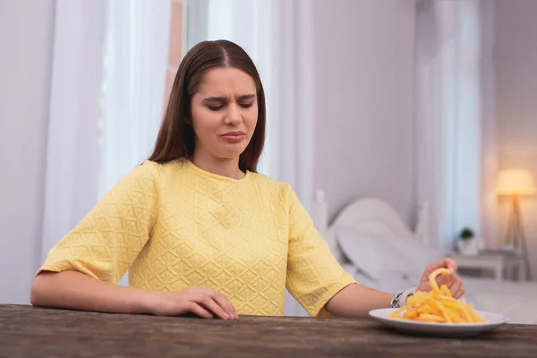 美しい十代の少女食べるのやめる — ストック写真