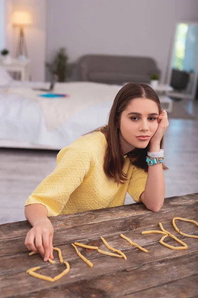 Teleurgesteld tiener meisje droomt van ideale figuur — Stockfoto