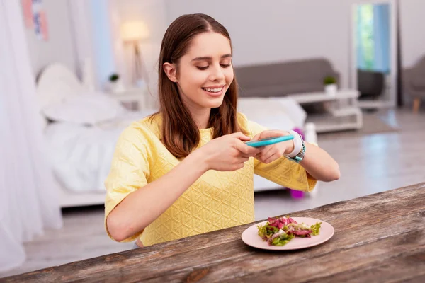 Inspired teen blogger photoing salad — Stock Photo, Image