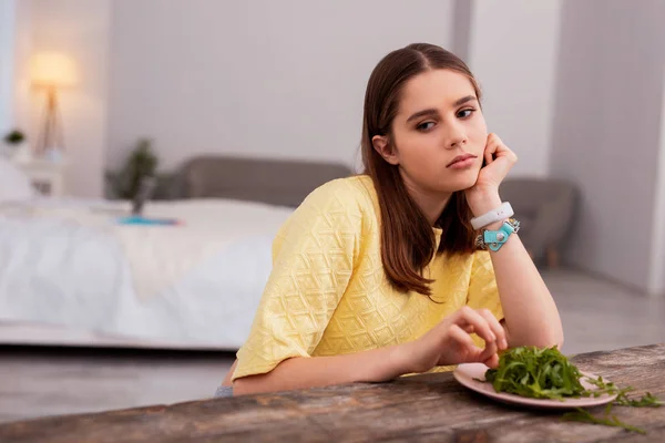 Roztomilý dospívající dívka konzumovat salát — Stock fotografie