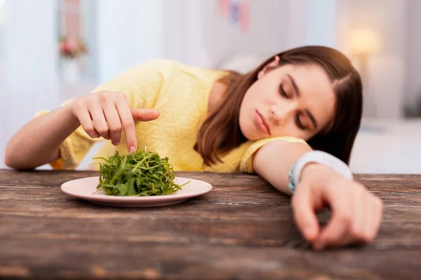 Kiegyensúlyozott Táplálkozás Ideges Tini Lány Keresi Saláta Mutatva — Stock Fotó