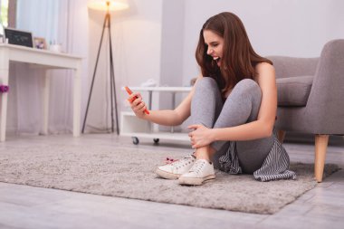 Duygular bırakmadan kızgın genç kız