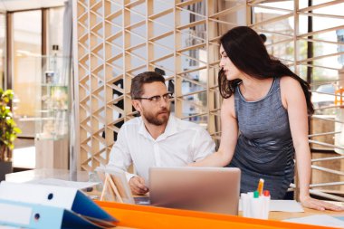 Konsantre man onun sekreteri arıyorum