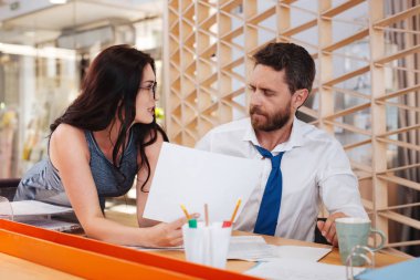 Heyecanlı Sekreter patronu çalışırken baştan