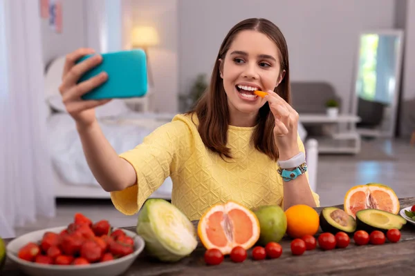 ニンジンを食べて幸せな 10 代のブロガー — ストック写真