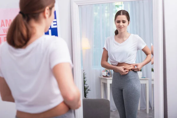 Trostloses Teenie-Mädchen kämpft gegen Gewichtszunahme — Stockfoto