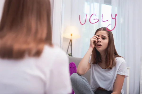 Menina adolescente perturbado encontrar-se feio — Fotografia de Stock