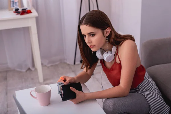 Focused teen girl getting money — Stock Photo, Image