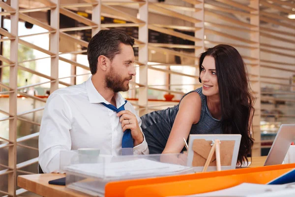 Mujer sonriente coqueteando con su jefe — Foto de Stock