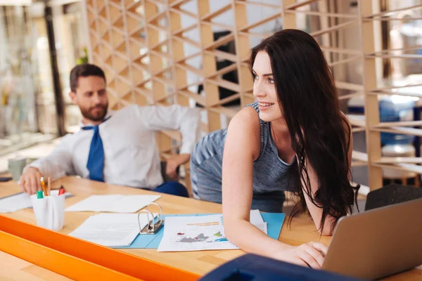 Vrolijke jonge vrouw verleiden haar baas — Stockfoto