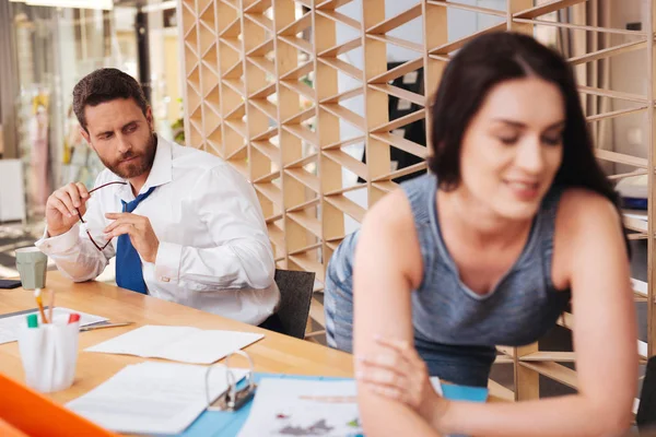 Älskvärda chef tittar på hans kvinnliga arbetare — Stockfoto