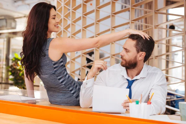 Ароматна жінка пестить чоловіче волосся — стокове фото