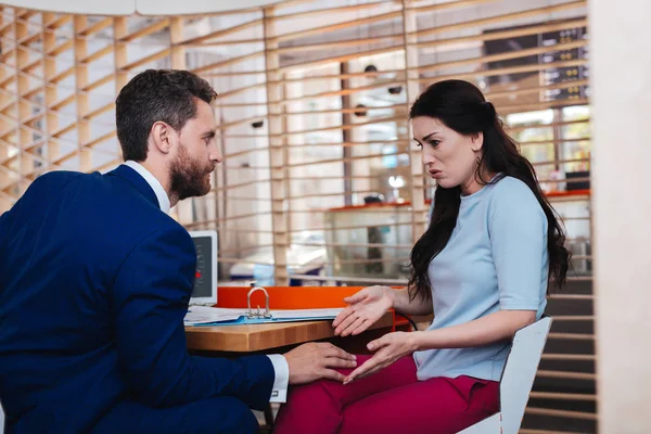 Vastberaden man aanraken van een dames-knie — Stockfoto