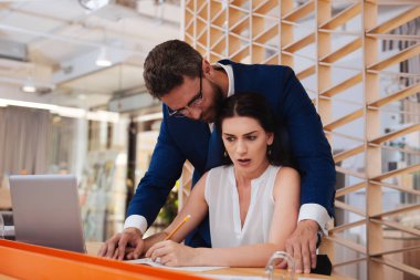 Tutkulu adam onun iş yerinde bir kadın baştan çıkarmak