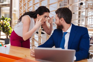 Öfkeli kadın patronu bağırarak