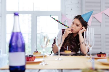 Zarif kadın Doğum günü masada oturan