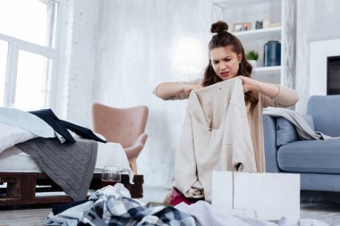 Kıyafetler çok yakın katta oturan kadın