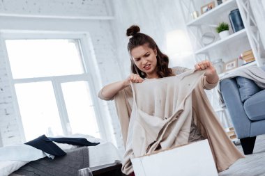 Esmer genç karısı kocası ihanetten sonra kızgın hissediyor