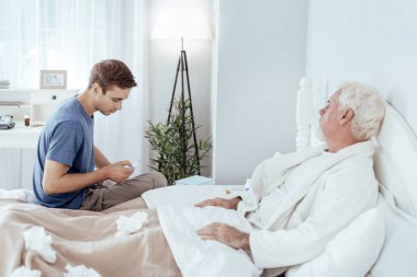 Komuta sizde tedavi endişeli adam