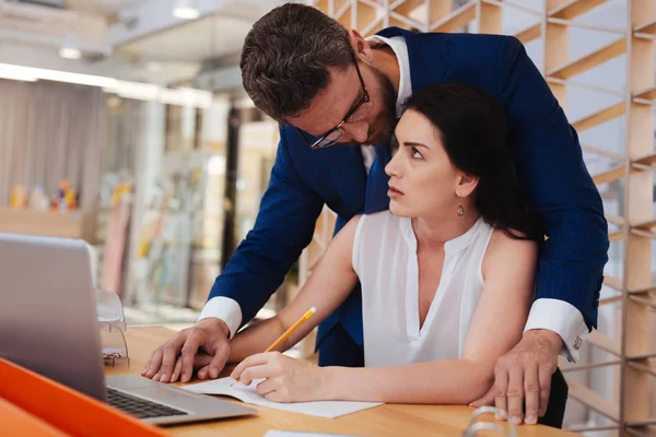 Ardente uomo sedurre la sua una donna al lavoro — Foto Stock