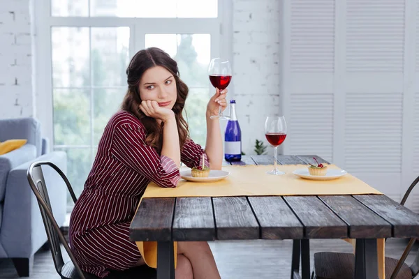Stijlvolle vrouw draagt gestreepte jurk drinken wijn alleen — Stockfoto