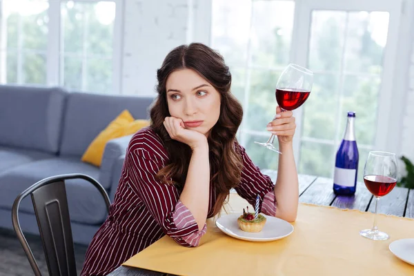 Aantrekkelijke vrouw met mooi kapsel drinken van wijn — Stockfoto