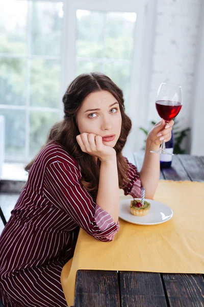 Green-eyed woman feeling awful being alone on her birthday — Stock Photo, Image