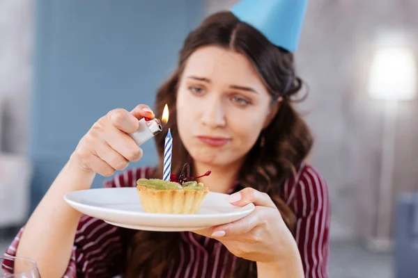 Зеленоглазый женщина держит маленький торт день рождения — стоковое фото