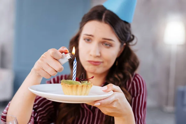 小さなバースデー ケーキを持った緑色の女性 — ストック写真