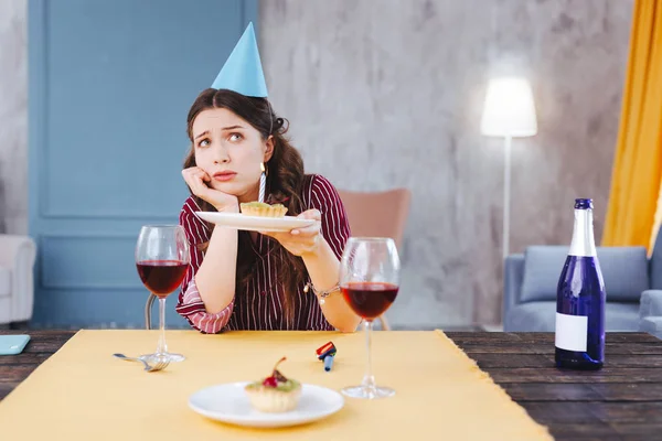 Mujer emocional de ojos azules sintiéndose sola en su cumpleaños — Foto de Stock