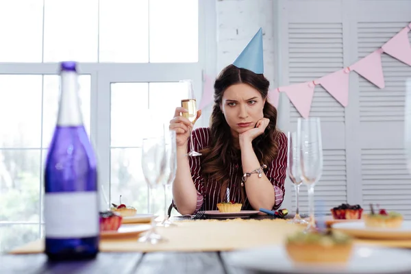 Dark-haired vrouw bewust gevoel terwijl het drinken champagne — Stockfoto