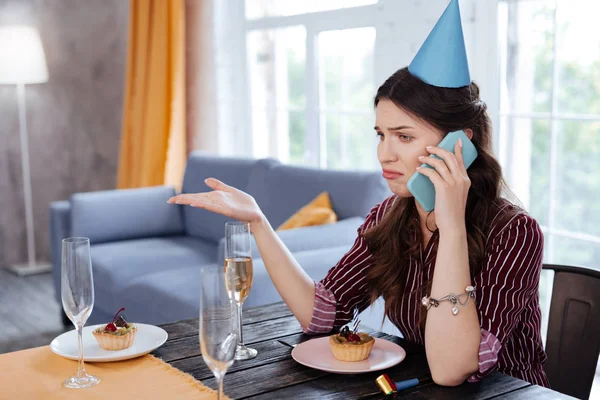 Cumpleaños mujer sintiendo enojado escuchar excusas estúpidas — Foto de Stock
