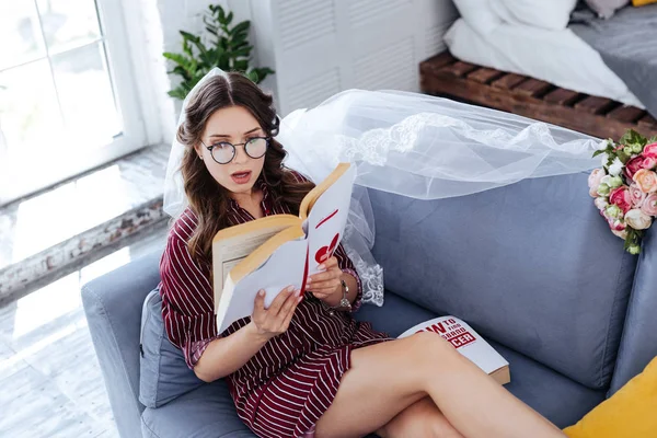 Mujer moderna leyendo libro interesante — Foto de Stock