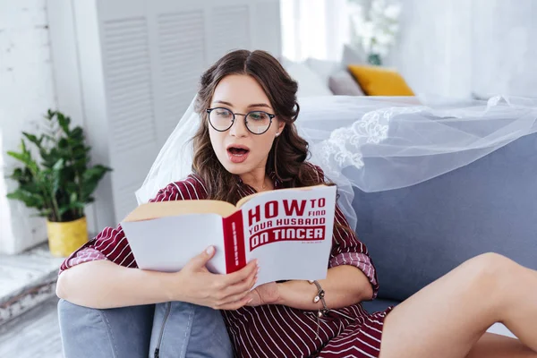 Mariée couchée sur un canapé près d'une jolie plante décorative — Photo