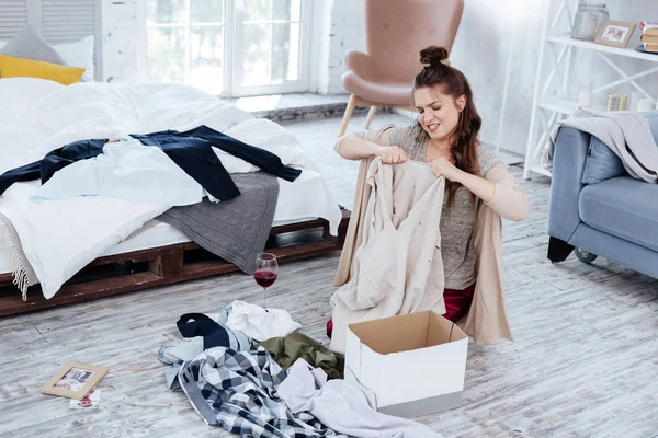 Mujer nerviosa enojada rasgando la ropa del marido después de la traición — Foto de Stock