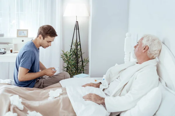 Uomo preoccupato che tratta l'uomo anziano — Foto Stock