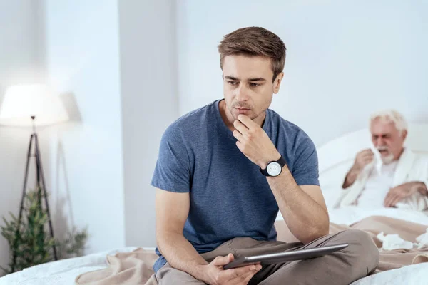 Hombre molesto definiendo la enfermedad — Foto de Stock