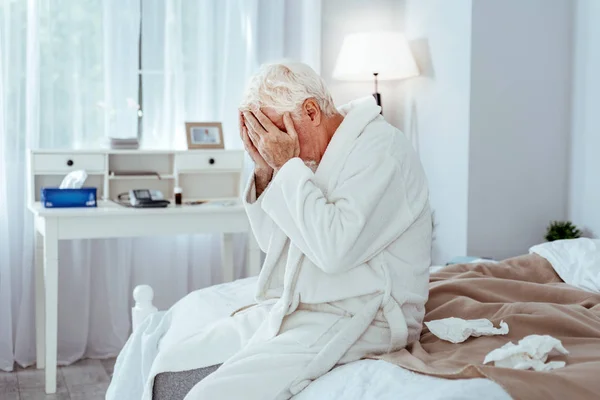 Bărbat în vârstă deprimat care suferă de boală — Fotografie, imagine de stoc