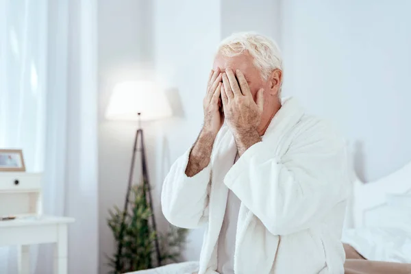 Hombre mayor guapo llorando — Foto de Stock