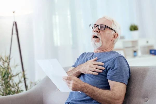 Förvånad senior mannen upplever halsbränna — Stockfoto