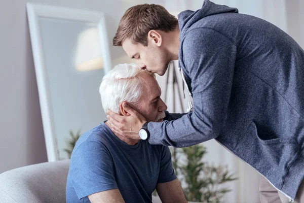 Kärleksfull man godkänna senior mannen — Stockfoto