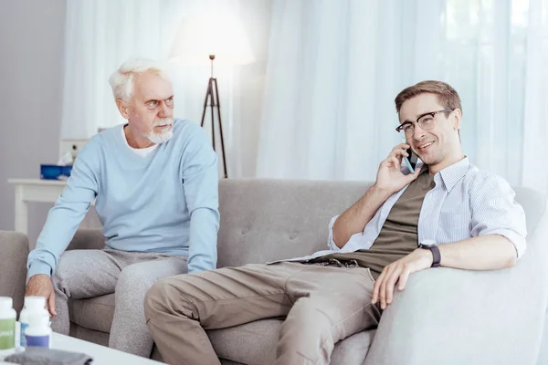 Lycklig attraktiv man gör call — Stockfoto