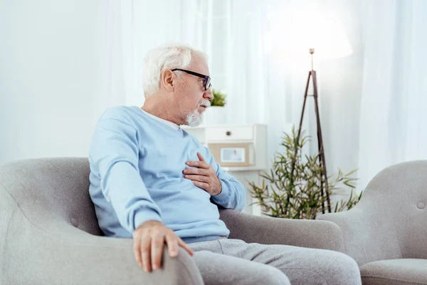 Sconvolto uomo anziano sensazione di disagio cardiaco — Foto Stock